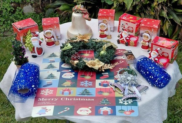 Lote de Artículos Navideños: Adornos, Muñecos y Decoración Festiva - imagen 1