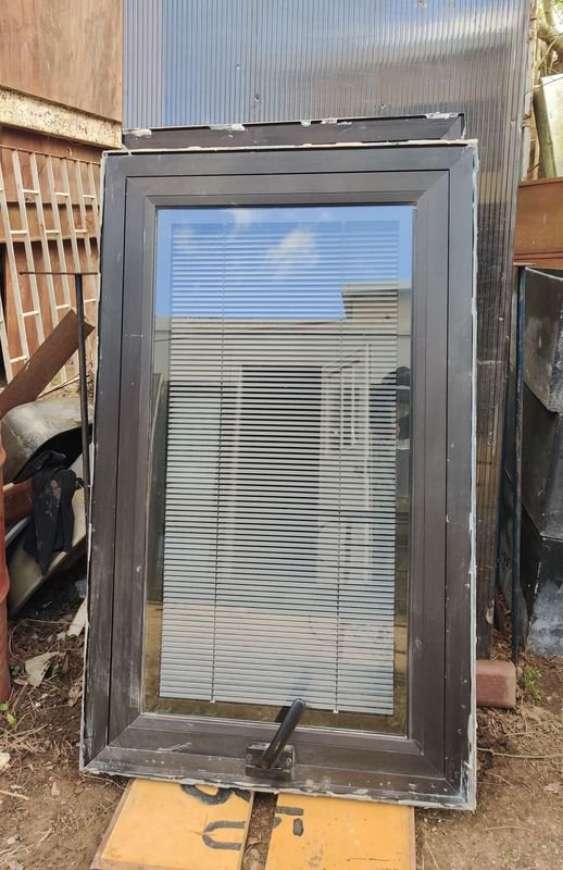 Dos Ventanas DVH Aluminio Negro Abatible con Veneciana Interna