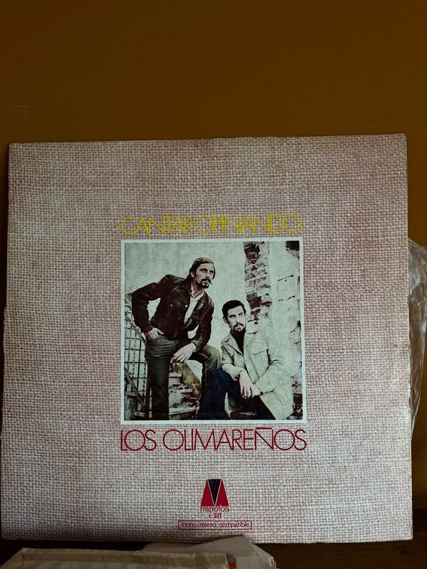 Vinilo Los Olimareños - Póster de dos hombres en trajes y corbatas