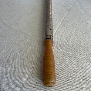 Inflador Manual Antiguo de Metal con Mango de Madera - imagen 4