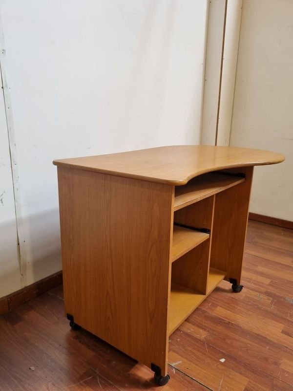 Esccritorio Con Rueditas Y Bandeja Deslizable - Mueble de Oficina - imagen 3