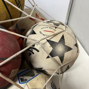 Lote de 8 Pelotas de Fútbol y Básquetbol Variadas - imagen 5