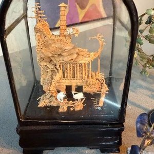 Diorama Artesanal Asiático en Vitrina de Vidrio con Aves y Paisaje - imagen 3