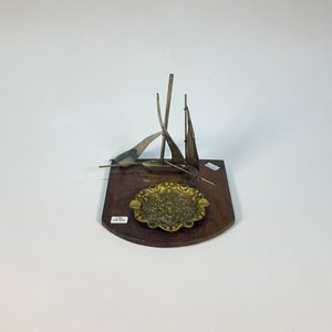 Cenicero de Bronce con Adorno de Velero sobre Tabla de Madera - imagen 2
