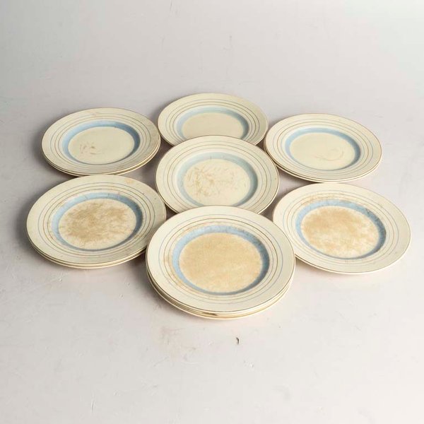 12 Platos de postre, en loza inglesa Woods Ivory Ware. Craquelados y manchados. Medidas: diam.:20 cm