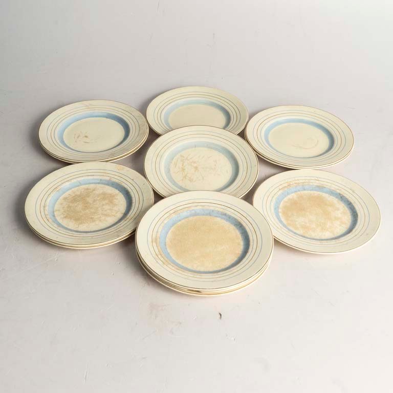 12 Platos de postre, en loza inglesa Woods Ivory Ware. Craquelados y manchados. Medidas: diam.:20 cm
