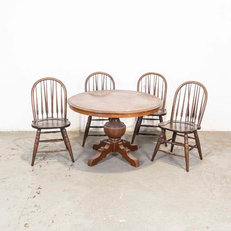 Lote anterior: Mesa de comedor estilo Tudor con tapa circular y cuatro sillas Windsor