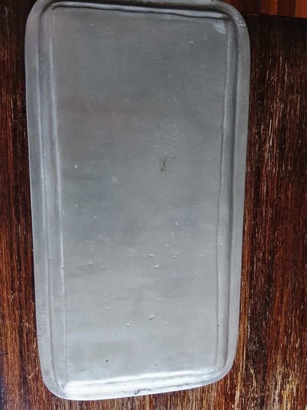 Bandeja Rectangular de Peltre con Bordes Decorados