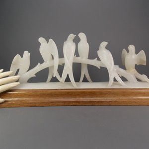 Escultura de Alabastro con 6 Pájaros sobre Rama y Base de Madera - imagen 3