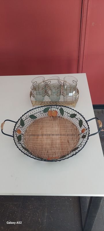 Lote anterior: Conjunto de vasos y canasto con fuente