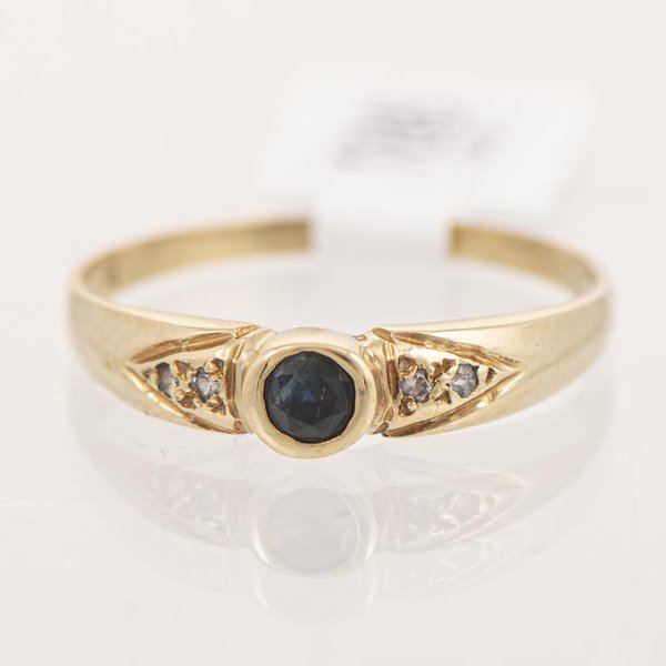 Anillo de Oro 18k con Zafiro y Diamantes