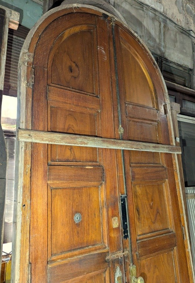 Puerta arqueada de madera con panelado en cedro y marco de pinotea - imagen 10