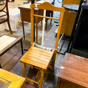 Lote anterior: Silla Plegable de Madera Clara con Asiento Acolchado