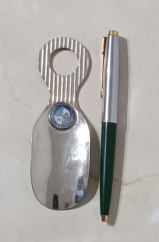 Remate VINTAGE; COLECCIONABLES y ADORNOS Destacan: Alcancía del BROU (bicentenario muerte de Artigas, aviones, autos a escala, figuras de Porcelana Europea y Asiática, artículos COCA COLA) y mucho más.