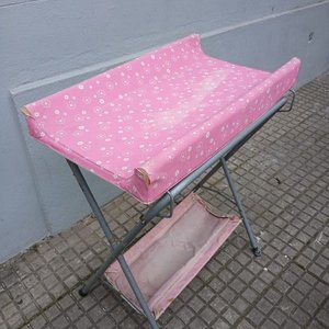 Lote de 6 piezas: Cambiador bebé rosado, silla de auto, silla de comer, silla dorada y 2 armazones - imagen 13