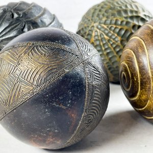 Seis Esferas Decorativas de Madera Tallada - imagen 4