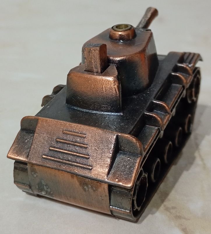 Encendedor de metal cobreado con forma de Tanque de Guerra - imagen 4
