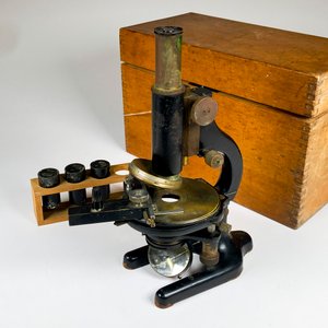 Microscopio antiguo en metal y bronce, con lentes ,accesorios, caja madera (espejo avería) - imagen 3