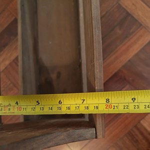 Revistero de Madera con Dos Bastones y Plato Decorativo - imagen 5