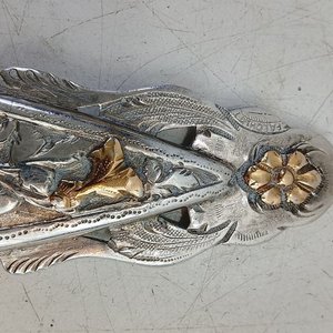 Elegante Boquilla de Tabaco "FALCHA" en Metal Cincelado con Apliques Dorados - imagen 3