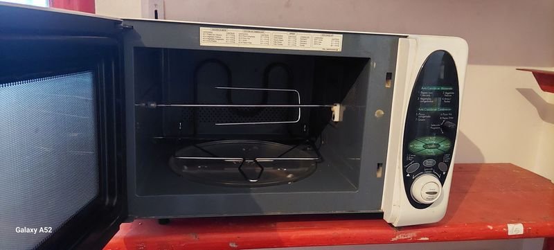 Horno microondas blanco con tostadora y soporte rojo - imagen 4