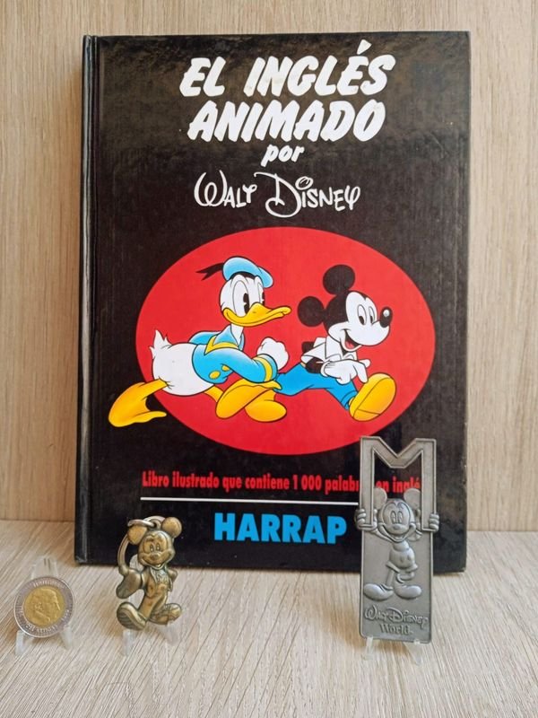 Libro de Disney en Inglés y Español con Llaveros Originales - imagen 1