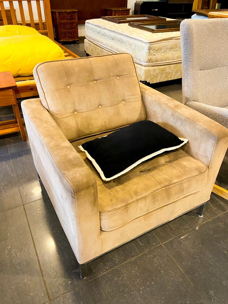 Sillón Individual Beige con Almohadón Negro