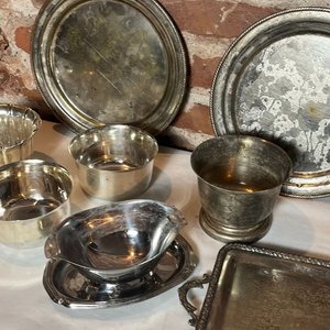 Lote de Platería Antigua: Bandejas, Cuencos y Jarra - imagen 6