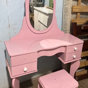 Lote siguiente: Tocador Infantil Rosa con Espejo y Banquito