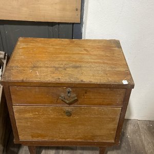 Lote siguiente: Mesa de Luz Antigua de Madera con Dos Cajones