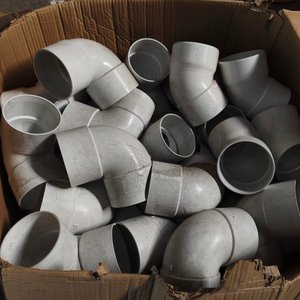Caja de Conexiones Sanitarias de PVC con Codos y Accesorios - imagen 2
