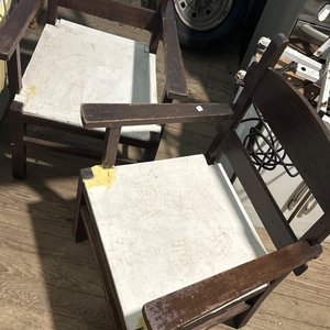 Lote siguiente: Par de Butacas de Madera y Tela