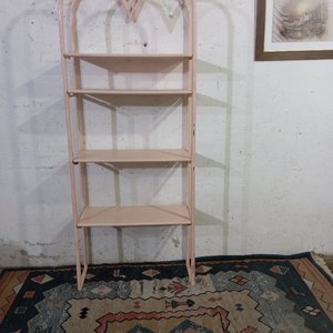 Lote siguiente: Biblioteca Estantería Metálica Rosa 4 Niveles con Detalles en Bronce