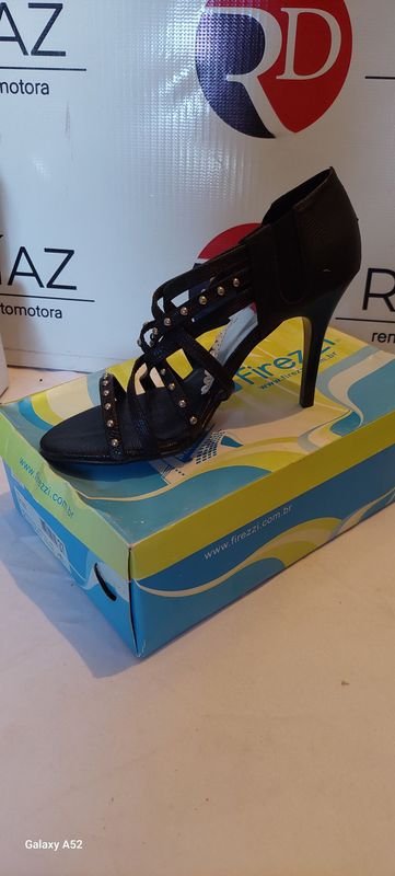 Lote siguiente: Zapatos de tacón alto en venta