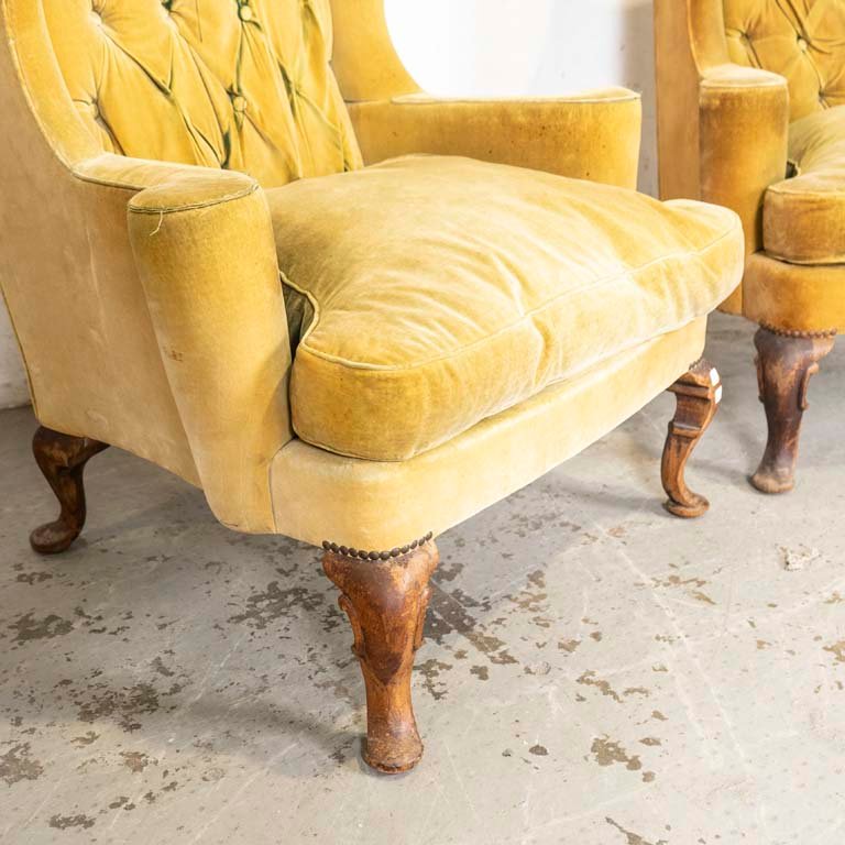 Sillones Chippendale con patas talladas y tapizados capitoneados - imagen 2