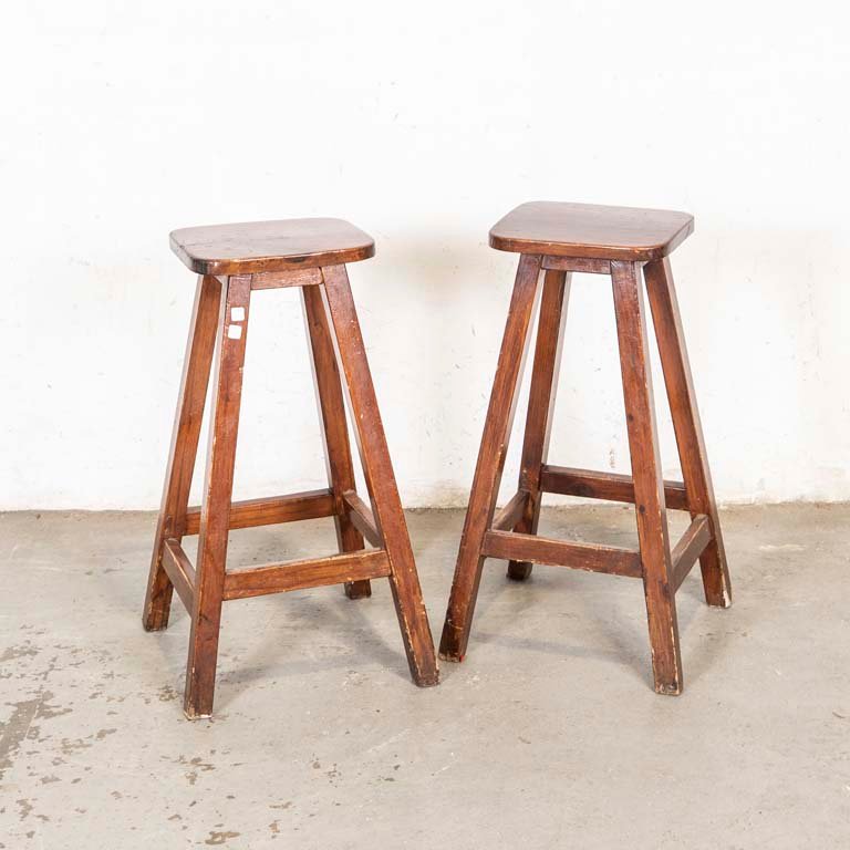 Lote anterior: Bancos de madera altos con detalles en la madera y lustre