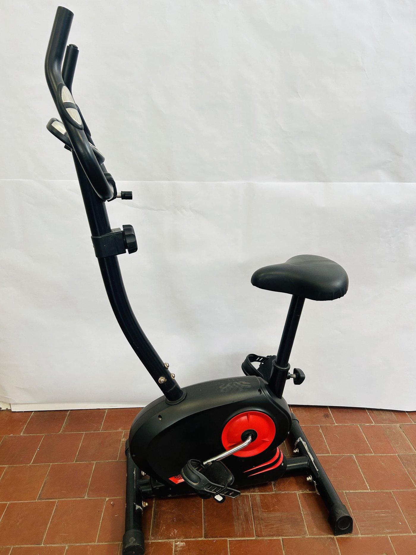 Bicicleta Estática Negra con Detalles Rojos y Pantalla Digital