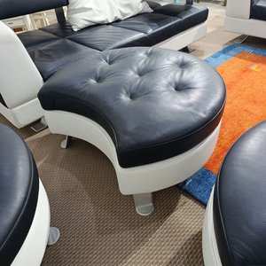 Conjunto Sillón Giratorio y Puff Bicolor de Cuero Diseño Mario Spinelli - imagen 9