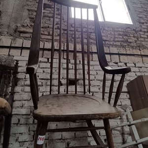 Lote anterior: Mecedora de Madera Estilo Clásico