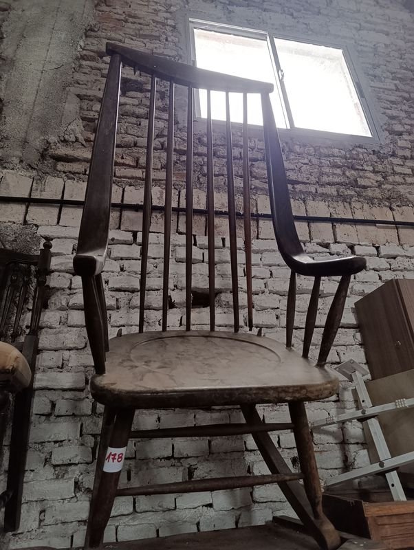 Mecedora de Madera Estilo Clásico