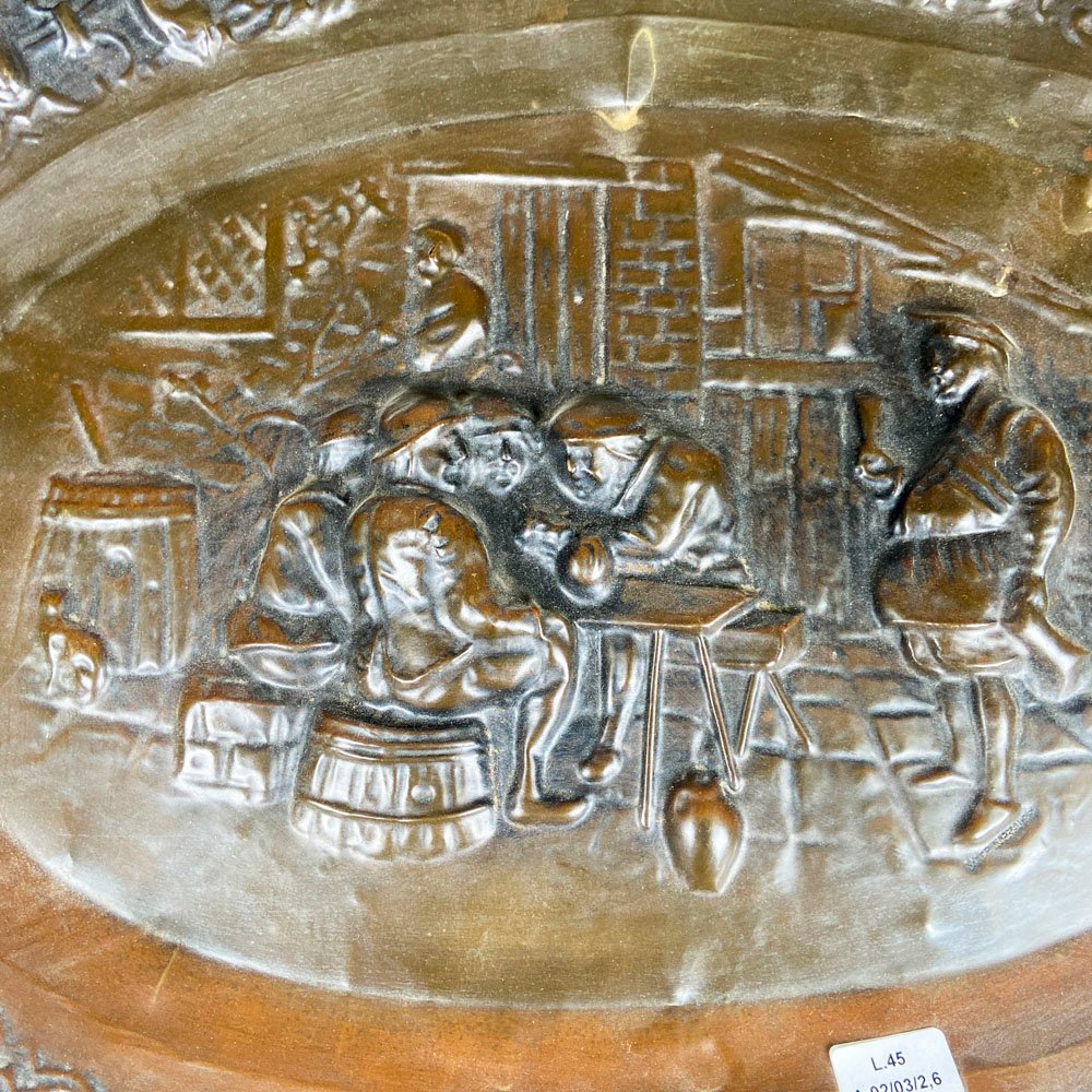 Plato oval en bronce repujado con escena taberna - imagen 2