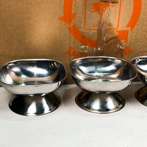 Lote Variado: Fuentes, Copas y Tazas Metálicas, Adornos Vintage - imagen 4