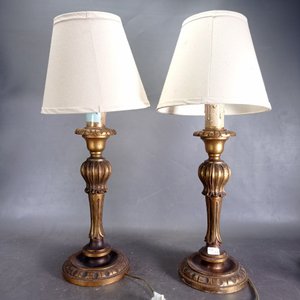 Lote anterior: Par de Lámparas de Mesa Clásicas en Madera Dorada con Pantallas