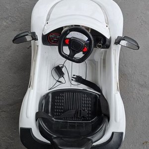 Auto Eléctrico Infantil a Batería con Control Bluetooth y Cinturón de Seguridad - imagen 2