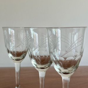 Jarra de Vidrio Antigua con 7 Copas Talladas - imagen 4