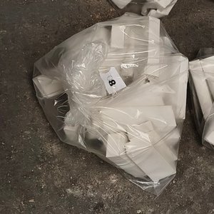 Lote de 24 Cajas de Bisagras Metálicas Negras con Tornillos - imagen 4