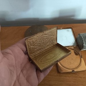Lote de Adornos Indígenas y Cajas Antiguas para Maquillaje - imagen 9