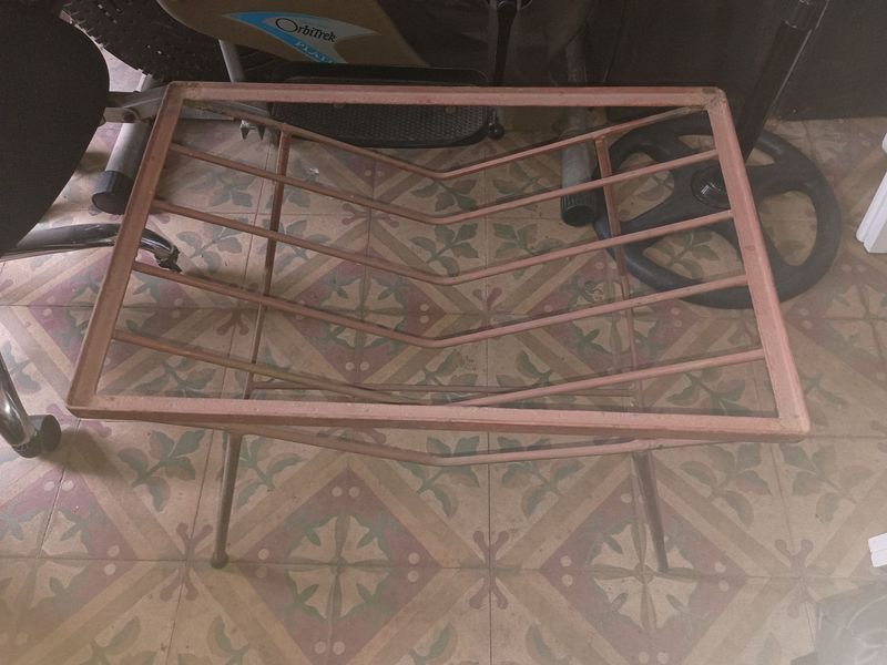 Lote anterior: Mesa de madera con estructura metálica