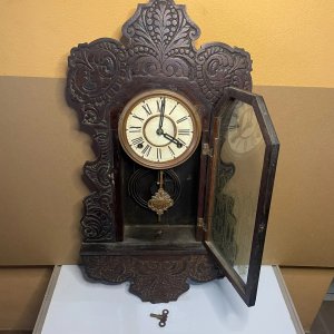 Reloj de Pared Antiguo con Caja de Madera Oscura y Tallados Ornamentales - imagen 3