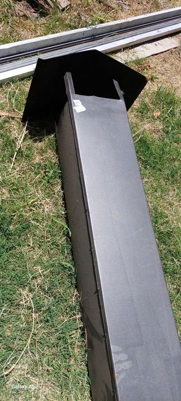 Chimenea de metal con base de madera - imagen 2